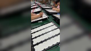 Bekijk: LED-verlichting met aluminium constructie - Gebouwd om lang mee te gaan in de buitenshowcase